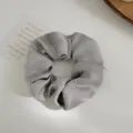 Elegante elastico in raso grigio con strass scintillanti, accessorio minimal. - grigio-blu