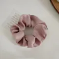 Vista dettagliata dello scrunchie in raso rosa con eleganti strass argentati applicati - Rosa