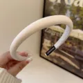 Diadema fina y elegante de seda satinada beige estilo francés con patrón de jacquard - Blanco lechoso