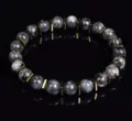 Elegantes 8mm Perlen Yoga Armband aus Grauem Stein mit goldenen Metall Abstandshaltern - Grau