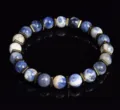 Blaues und weißes Steinperlenarmband mit goldenen Metallabstandshaltern für Yoga. - Blau und Weiß