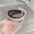 Eleganter Haarreif aus schwarzem Samt mit mehrreihigen Strasssteinen und Quaste - Kette Silber