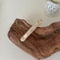 Κομψό γαλλικό κλιπ μαλλιών από οξική κυτταρίνη με μάρμαρο σε ξύλινο φόντο - Μπεζ Μάρμαρο