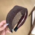 Serre-tête large tressé marron avec une texture complexe en maille tressée. - Tissage Rotin Café