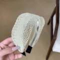 Serre-tête élégant en paille tressée crème avec un large motif en maille ajourée - Tissage Rotin Blanc Cassé