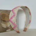 Serre-tête en paille tressée à la main, motif à carreaux rose et blanc, style été. - V en Rose