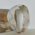 Serre-tête en paille tressée à la main beige et bleu avec motif de losanges pour l'été - V en Bleu