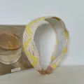 Serre-tête tressé d'été avec motifs jaunes croisés et style de vacances. - V en Jaune