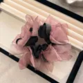 Elegante roze organza haarelastiek met strik en fonkelende strass details voor dames - Oudroze