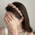 Eleganter, champagnerfarbener, gedrehter Haarreif mit funkelnden Kristallverzierungen - Blasengaze-Stil / Khaki