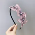 Eleganter Haarreif mit rosa bestickten Schmetterlingen und weißen Perlen für Damen - Perlrosa