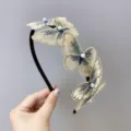 Eleganter bestickter Schmetterlings-Haarreif mit dekorativen Perlen in Beige und Blau - Perlgelb