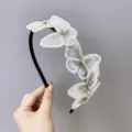 Elegante diadema de mariposas blancas bordadas con detalles de strass brillante - Blanco (Decoración de Strass)