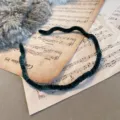 Elegant dark green wrinkled velvet wavy headband for autumn and winter hair styling - Wave Style / Dark Green
