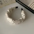 Eleganter cremeweißer Satin-Haarreif mit funkelnden Strasssteinen und Knoten. - Stirnband / Gebrochenes Weiß