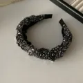 Eleganter schwarzer Satin-Haarreif, verziert mit funkelnden Strasssteinen und Falten - Stirnband / Schwarz