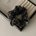 Elegante coletero de satén negro con los brillantes adornos de pedrería completa - Coletero / Negro