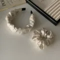 Elegante conjunto de diadema y coletero de satén crema con diamantes de imitación - Conjunto de 2 Piezas (Diadema + Coletero) / Blanco Roto