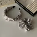 Elegante conjunto de diadema y coletero de satén gris decorado con pedrería brillante. - Conjunto de 2 Piezas (Diadema + Coletero) / Gris