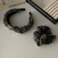 Elegante conjunto de diadema y coletero de satén negro plisado con brillantes strass. - Conjunto de 2 Piezas (Diadema + Coletero) / Negro