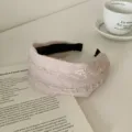 Κομψή φαρδιά στέκα μαλλιών με δαντέλα σε μπεζ χρώμα για μοντέρνο και στυλάτο αποτέλεσμα - Ροζ