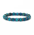 Nahaufnahme von hellblauen Edelsteinperlen Armband mit funkelnden blauen Strass-Abstandshaltern. - Blaugrün