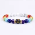 Gros plan détaillé du bracelet chakra coloré de 8mm avec des intercalaires en strass brillants. - Style 1