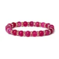 Nahaufnahme des 8mm rosa Strass-Chalsedon Achat Yoga Perlen Armbands für Damen. - Fuchsia