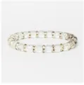 Klares Kristallperlenarmband mit Strass-Abstandshaltern im Detail, elegante glänzende Optik für Damen. - Transparent