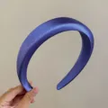 Elegante cerchietto imbottito in raso viola con finitura setosa per le donne - Blu zaffiro