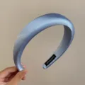 Elegante cerchietto in raso azzurro con finitura in seta di alta qualità - Ciano