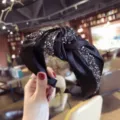 Diadema ancha de tela negra anudada con brillantes pedrería gris para mujer - Gris