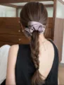 Chouchou élégant en satin de style français avec bords à volants en violet poudré - L / Gris Violet