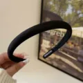Diadema estrecha de satén negro elegante con patrón sutil, foto de estilo de vida - Negro