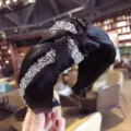 Elegante diadema ancha de nudo negro con detalles de tiras de diamantes de imitación. - Plata Blanco