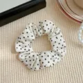 Chouchou blanc à pois noirs élégant avec texture de tissu souple et design plissé - L / Blanc Petit Pois