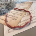 Elegant wavy velvet thin headband in dusty rose for autumn winter hair styling - Wave Style / Pink