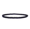 Detailaufnahme des schwarzen matten Perlenarmbands, glatte runde Perlen, minimalistischer Schmuck. - Mattschwarz