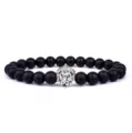 Detailopname van matte zwarte vulkanische steen kraal armband met een zilveren leeuwenkop. - Leeuwenkop / Zwart