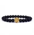 Gedetailleerd weergave van zwarte kralen armband met een prachtige gouden leeuwenkop bedel. - Leeuwenkop / Zwart