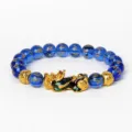 Bracelet de perles bleues avec pendentif Pixiu doré et symboles de mantra gravés pour la chance. - Verre Bleu