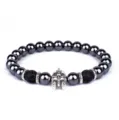 Detailopname van de elegante zwarte kralenarmband met een zilveren spartaans helmbedeltje. - Spartaanse Krijger / Zwart