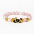 Détail de bracelet Pixiu en quartz rose et or, doté d'un design extensible élastique chic. - Quartz rose