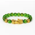 Bracelet en perles vertes avec charm Pixiu doré et inscription de mantra élégant - Perles Vertes 14