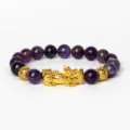 Vue détaillée du bracelet de perles d'améthyste avec charme Pixiu doré et perles brillantes. - Améthyste 18