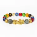 Gros plan du bracelet Pixiu en perles colorees avec des perles de mantra et des details dores. - Perles Colorées 19