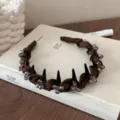 Premium geflochtenes braunes Stirnband mit schwarzen Spikes und edlen Kristallperlen - Satin-Stil / Kaffeebraun