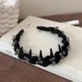 Elegantes schwarzes stoffumwickeltes Stirnband mit Kristallperlen und Zierspikes für Damen - Satin-Stil / Schwarz