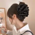 Eleganter großer schwarzer Satin-Haarclip in Wolkenform für Damen-Dutthaarschnitte - Satin-Wolke-Stil / Schwarz
