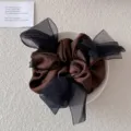 Elegante bruine satijnen scrunchie voorzien van decoratieve zwarte mesh strikken - Bruin